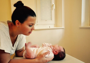 Ilka Herzog bei der Behandlung eines Babys